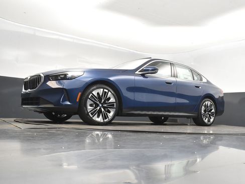 New 2026 BMW 530i w/ Premium Package RWD image 38