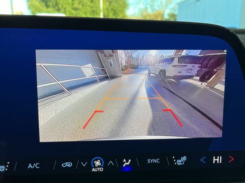 Used 2025 Chevrolet Traverse LT image 17