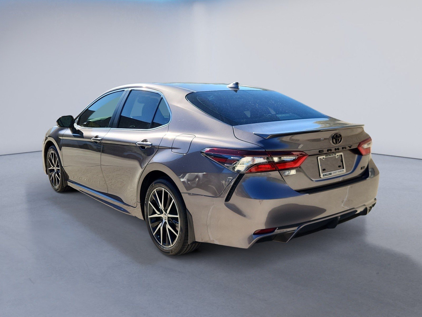 Used 2024 Toyota Camry SE w/ Cold Weather Package FWD image 5