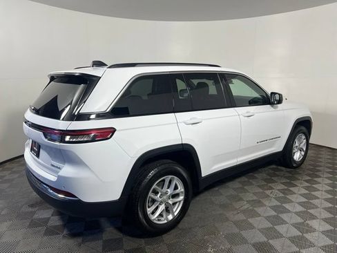 Used 2023 Jeep Grand Cherokee Laredo w/ Luxury Tech Group I AWD/4WD image 11