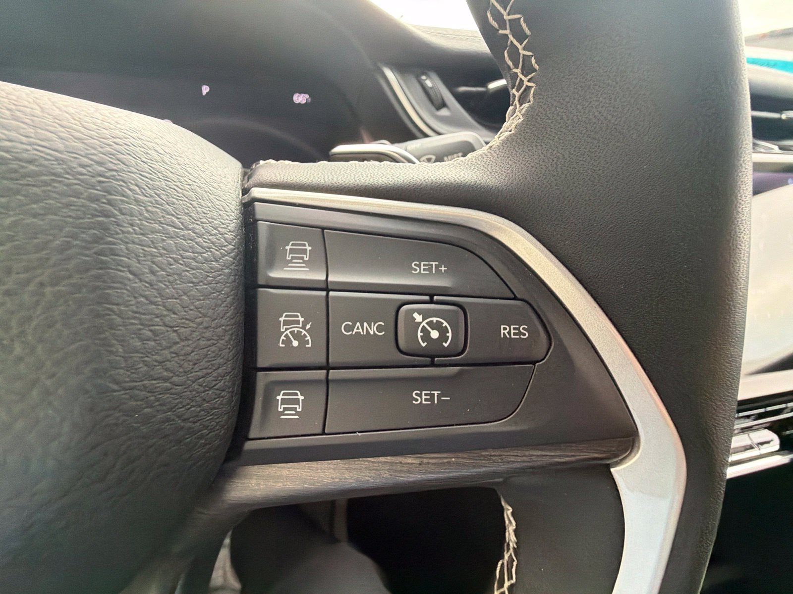 Used 2023 Jeep Grand Cherokee Limited AWD/4WD image 17