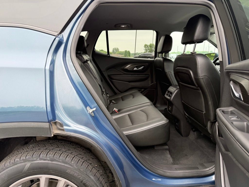 Used 2024 GMC Terrain SLT AWD/4WD image 12
