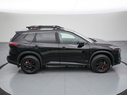 Used 2025 Nissan Rogue SV image 3