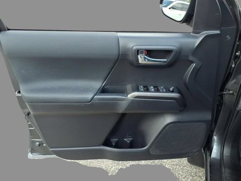 Used 2022 Toyota Tacoma TRD Sport w/ Black Out Package (TMS) AWD/4WD image 16