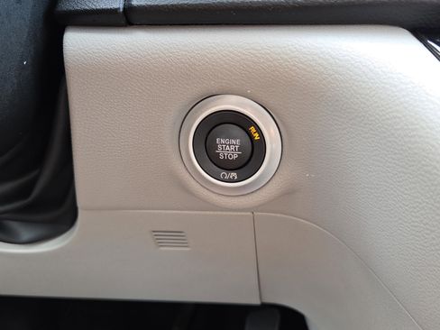 Used 2023 Chrysler Pacifica Touring-L FWD image 24