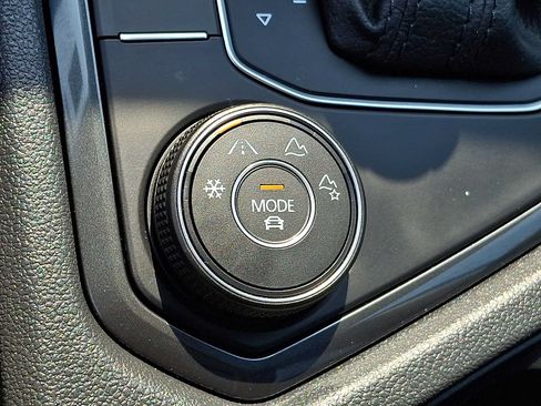 Used 2020 Volkswagen Tiguan SEL AWD/4WD image 22