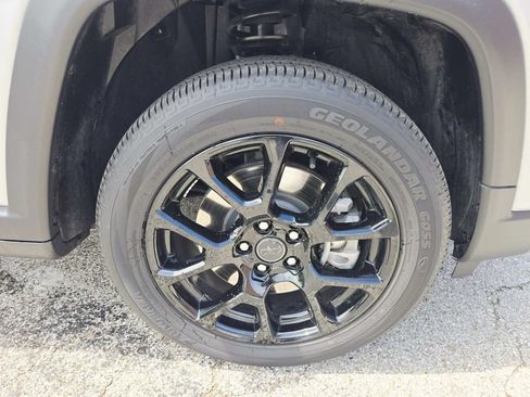 Certified 2025 Jeep Compass Latitude w/ Sun & Sound Group AWD/4WD image 17
