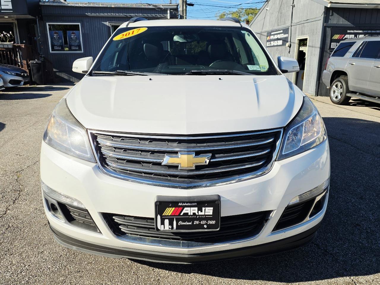Used 2017 Chevrolet Traverse LT FWD image 2