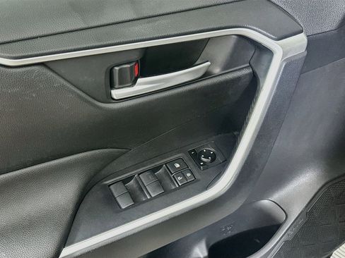 Used 2020 Toyota RAV4 XLE w/ Convenience Package FWD image 15