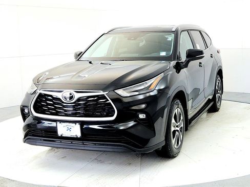 New 2026 Toyota Highlander XLE image 2