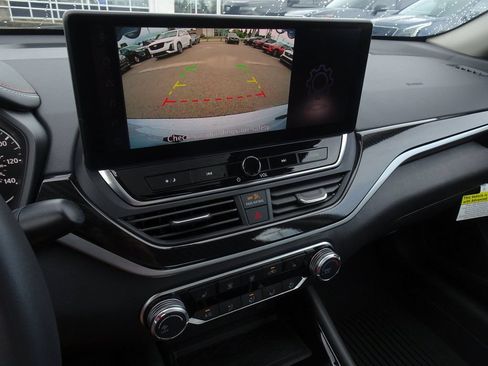 Used 2024 Nissan Altima 2.5 SR w/ SR Premium Package FWD image 18