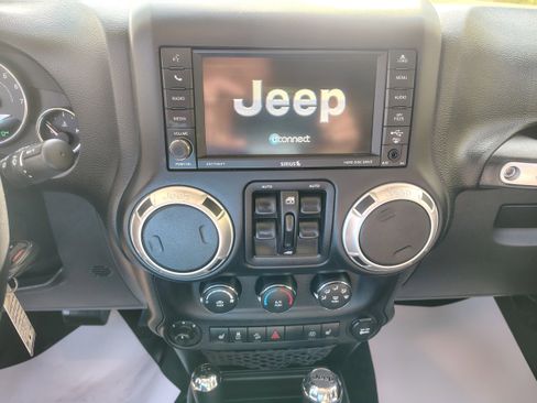 Certified 2017 Jeep Wrangler Unlimited Rubicon w/ Cold Weather Group AWD/4WD image 27