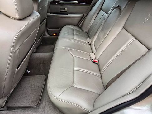 Used 2006 Lincoln Town Car Signature Limited image 25