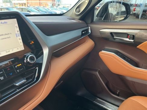 Used 2021 Toyota Highlander Platinum image 29