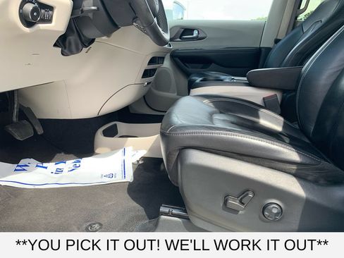 Used 2022 Chrysler Pacifica Touring-L FWD image 21