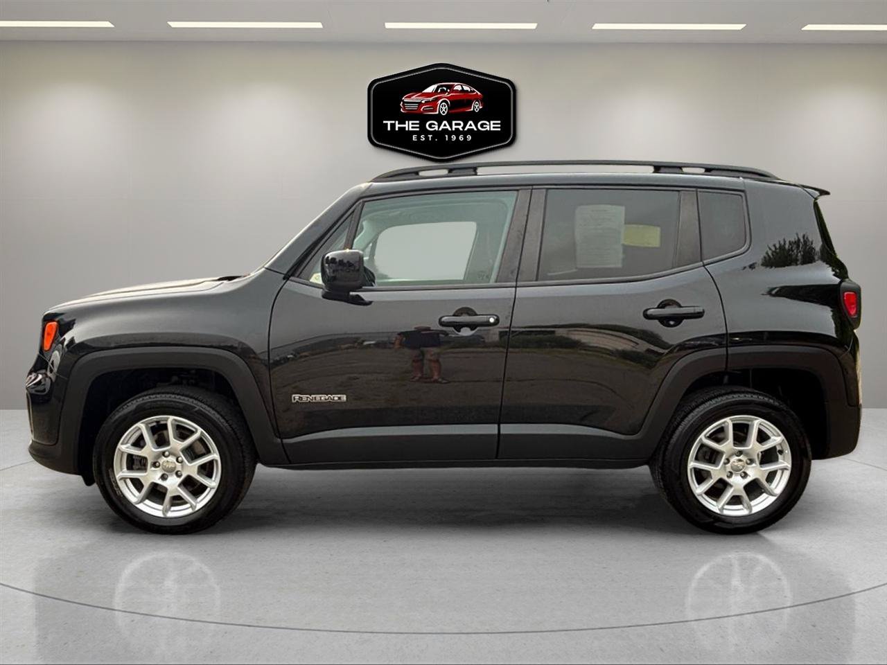 Used 2021 Jeep Renegade Latitude w/ Convenience Group AWD/4WD image 2