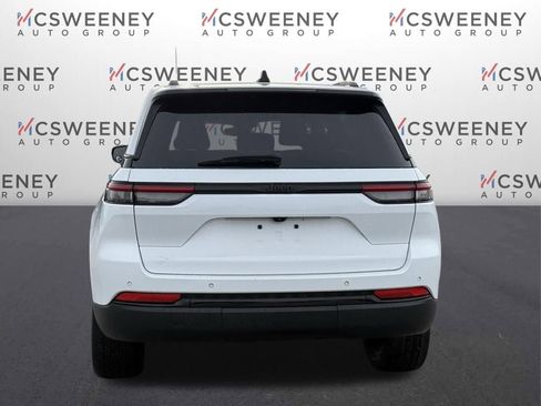 Used 2023 Jeep Grand Cherokee Altitude RWD image 4