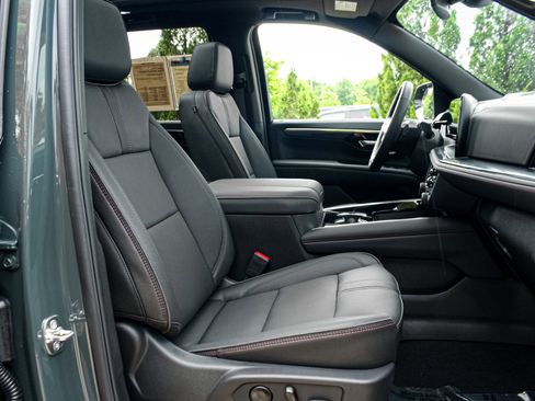 Used 2026 Chevrolet Suburban RST w/ Comfort Package AWD/4WD image 34