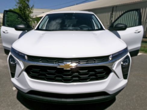Used 2025 Chevrolet Trax LS image 5