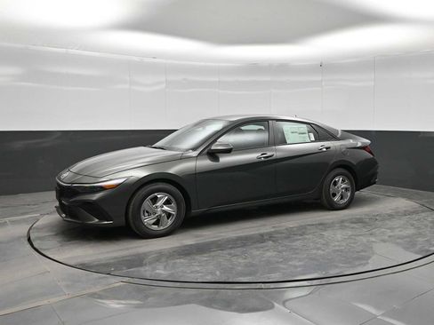 New 2026 Hyundai Elantra SE FWD image 1
