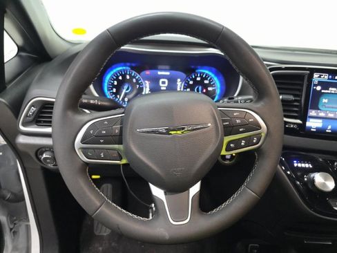 Used 2025 Chrysler Pacifica Select image 6