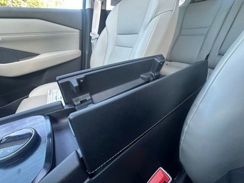 Used 2022 Nissan Rogue SV w/ SV Premium Package image 30