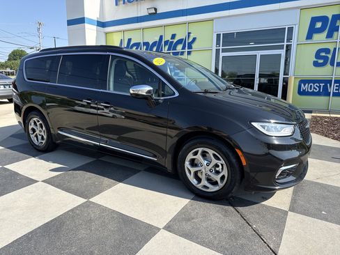 Used 2023 Chrysler Pacifica Limited FWD image 1