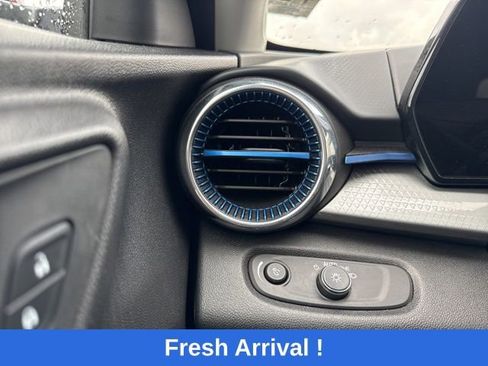 Used 2025 Chevrolet Trax LT w/ LT Convenience Package image 9