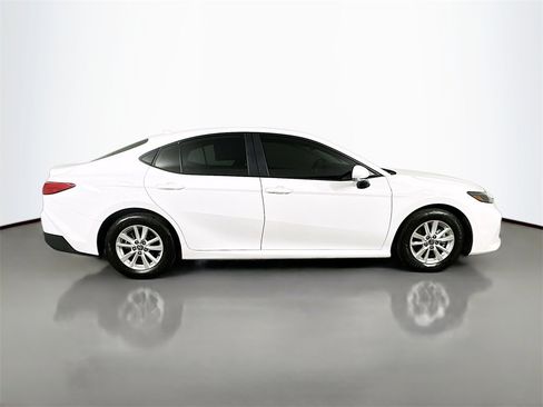 Used 2025 Toyota Camry LE image 7