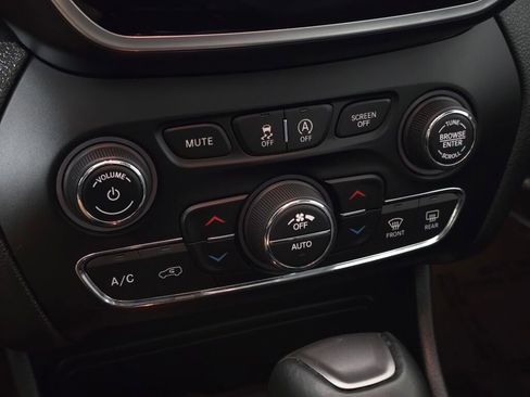 Used 2022 Jeep Cherokee Limited image 31