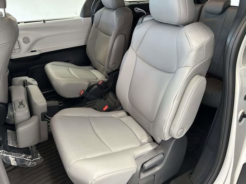 Used 2026 Toyota Sienna XLE FWD image 16