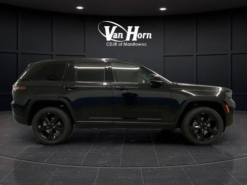 New 2025 Jeep Grand Cherokee Altitude image 2