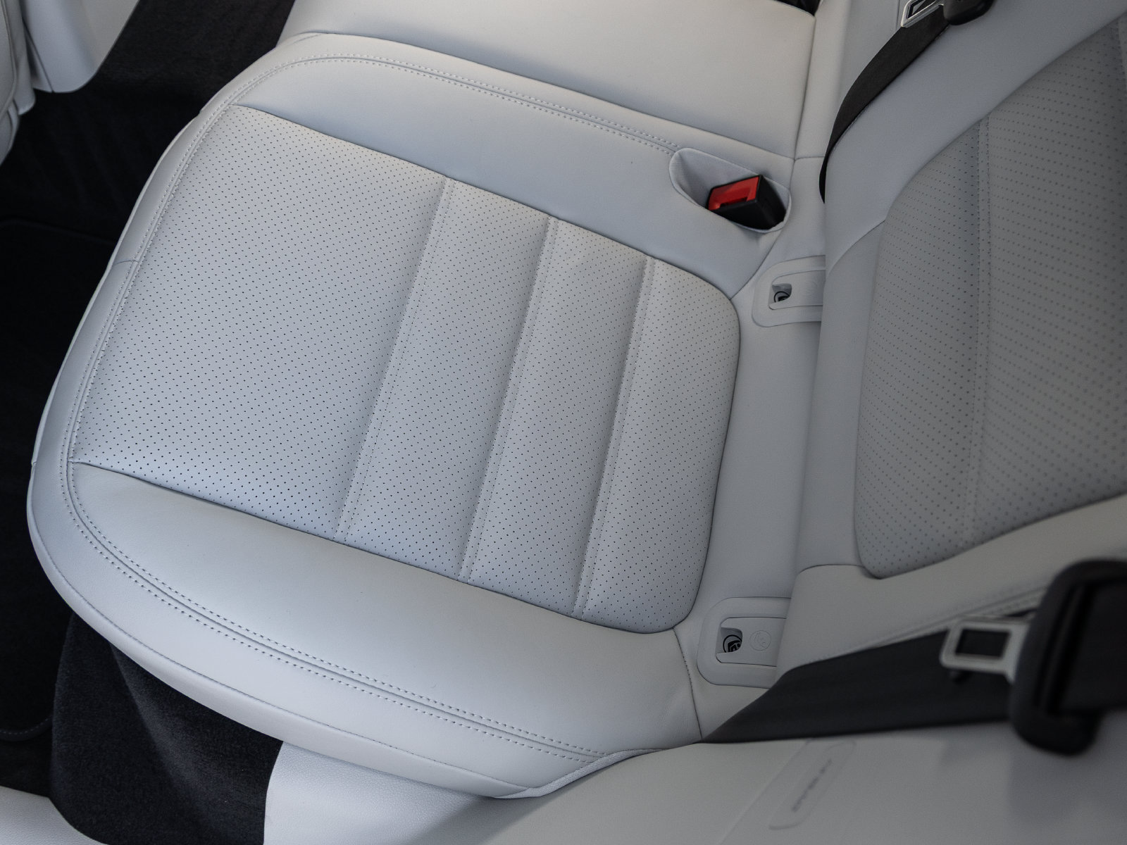 Certified 2026 Porsche Macan Turbo AWD/4WD image 34