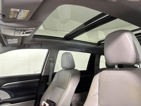 Used 2018 Toyota Highlander Limited Platinum AWD/4WD image 38