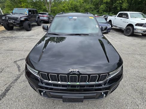 Used 2023 Jeep Grand Cherokee Overland w/ Luxury Tech Group IV AWD/4WD image 13