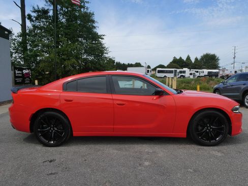 Used 2018 Dodge Charger SXT w/ Blacktop Package RWD image 4