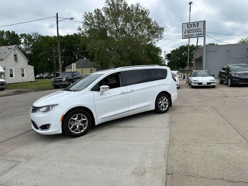 Used 2017 Chrysler Pacifica Limited FWD image 2
