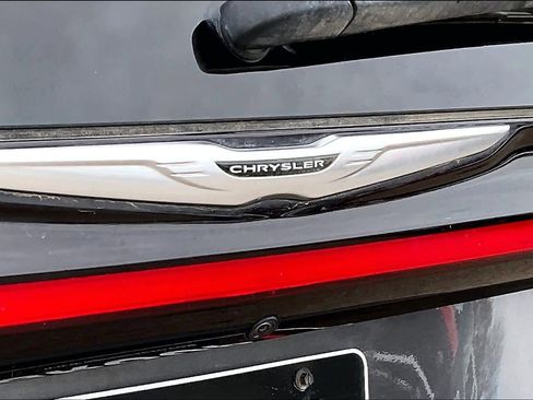 Used 2023 Chrysler Pacifica Touring-L image 30