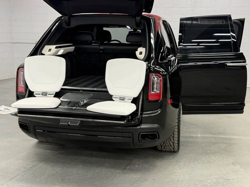 Used 2022 Rolls-Royce Cullinan Black Badge w/ Dark Exterior Package image 81