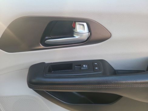 Used 2017 Chrysler Pacifica Touring-L FWD image 24