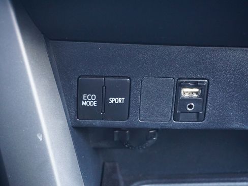 Used 2018 Toyota RAV4 LE image 13