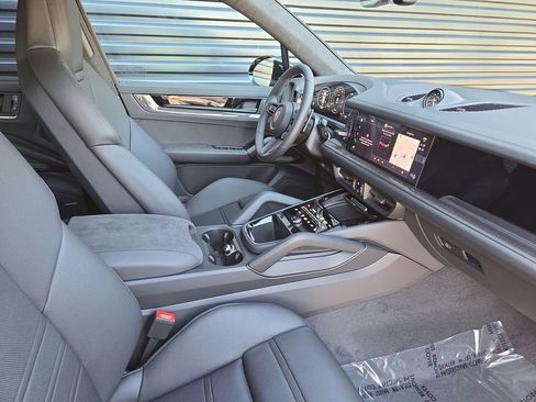 New 2026 Porsche Cayenne GTS AWD/4WD image 18