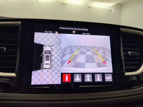 Used 2021 Chrysler Pacifica Touring-L w/ Uconnect Theater Family Group FWD image 4