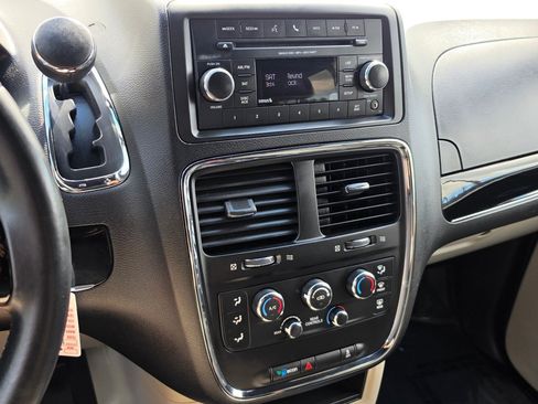 Used 2016 Dodge Grand Caravan SE FWD image 7