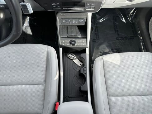 Used 2024 Hyundai Kona Limited FWD image 11