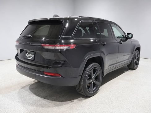 Used 2023 Jeep Grand Cherokee Altitude AWD/4WD image 2
