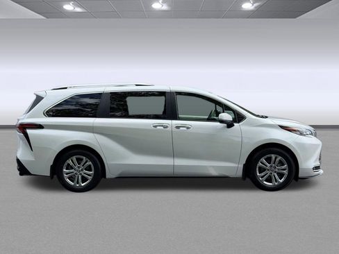 Used 2023 Toyota Sienna Platinum AWD/4WD image 8