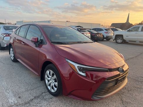 Used 2025 Toyota Corolla LE image 3