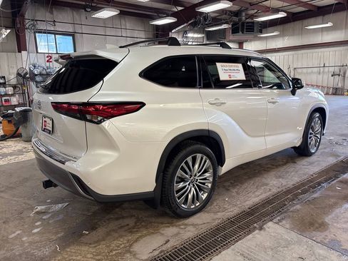 Used 2022 Toyota Highlander Platinum AWD/4WD image 5