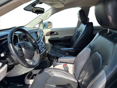 Used 2018 Chrysler Pacifica Touring-L FWD image 10